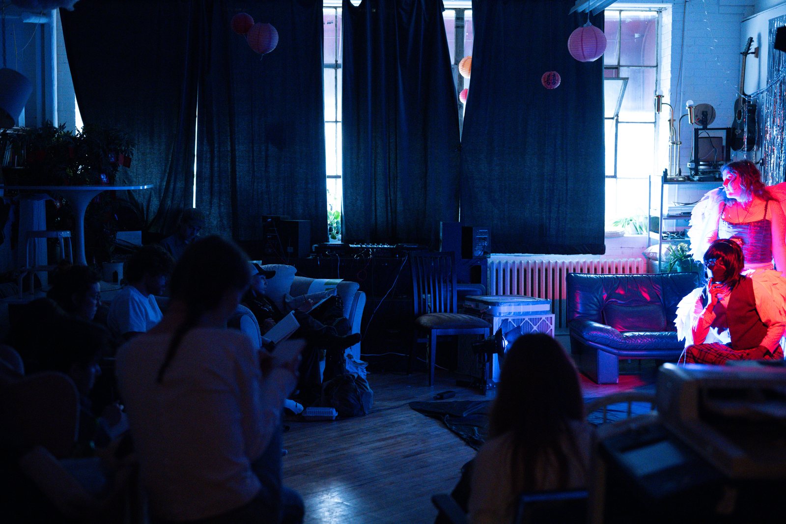 Lost Angels, the room with artists drawing the lit models